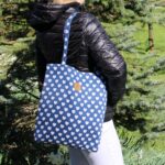 Nakupovalna vrečka iz blaga TOTE BAG - Beli srčki na modri