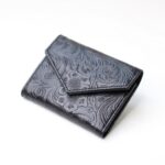 Unikatna ženska denarnica ŠANI- Črna z reliefnim cvetličnim vzorčkom