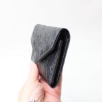 Unikatna ženska denarnica ŠANI- Črna z reliefnim cvetličnim vzorčkom - slika 5