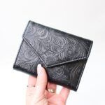 Unikatna ženska denarnica ŠANI- Črna z reliefnim cvetličnim vzorčkom - slika 6
