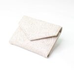 Unikatna ženska denarnica ŠANI- Bež z reliefnim cvetličnim vzorčkom