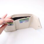 Unikatna ženska denarnica ŠANI- Bež z reliefnim cvetličnim vzorčkom - slika 2