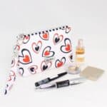Toaletna torbica Be My Valentine - srčki na beli
