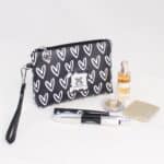 Toaletna torbica Be My Valentine - beli srčki na črni