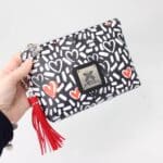 Toaletna torbica Be My Valentine - srčki in črtice na črni - slika 4