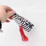 Toaletna torbica Be My Valentine - srčki in črtice na črni - slika 5