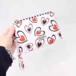 Toaletna torbica Be My Valentine - srčki na beli - slika 4