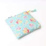 Torbica za higienske vložke - modra s potiskom cvetja