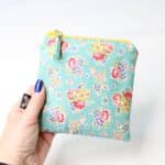 Torbica za higienske vložke - modra s potiskom cvetja - slika 2