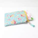 Torbica za higienske vložke - modra s potiskom cvetja - slika 3