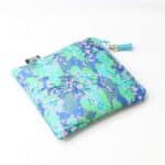 Torbica za higienske vložke - modra s potiskom cvetočih vej