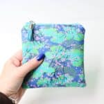 Torbica za higienske vložke - modra s potiskom cvetočih vej - slika 2