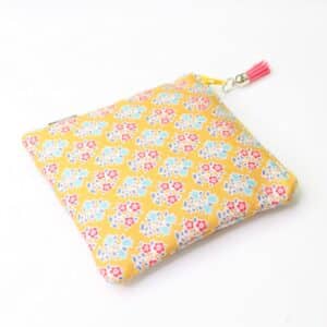Torbica za higienske vložke - zenf rumena s potiskom cvetlic