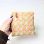 Torbica za higienske vložke - zenf rumena s potiskom cvetlic - slika 2