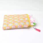 Torbica za higienske vložke - zenf rumena s potiskom cvetlic - slika 3