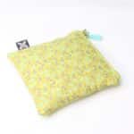 Torbica za higienske vložke - zelena s potiskom cvetlic