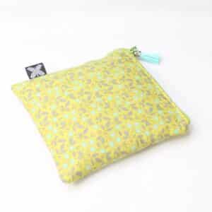 Torbica za higienske vložke - zelena s potiskom cvetlic