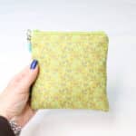 Torbica za higienske vložke - zelena s potiskom cvetlic - slika 2