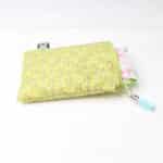 Torbica za higienske vložke - zelena s potiskom cvetlic - slika 3