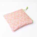 Torbica za higienske vložke - roza s potiskom cvetlic