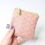 Torbica za higienske vložke - roza s potiskom cvetlic - slika 2