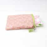 Torbica za higienske vložke - roza s potiskom cvetlic - slika 3